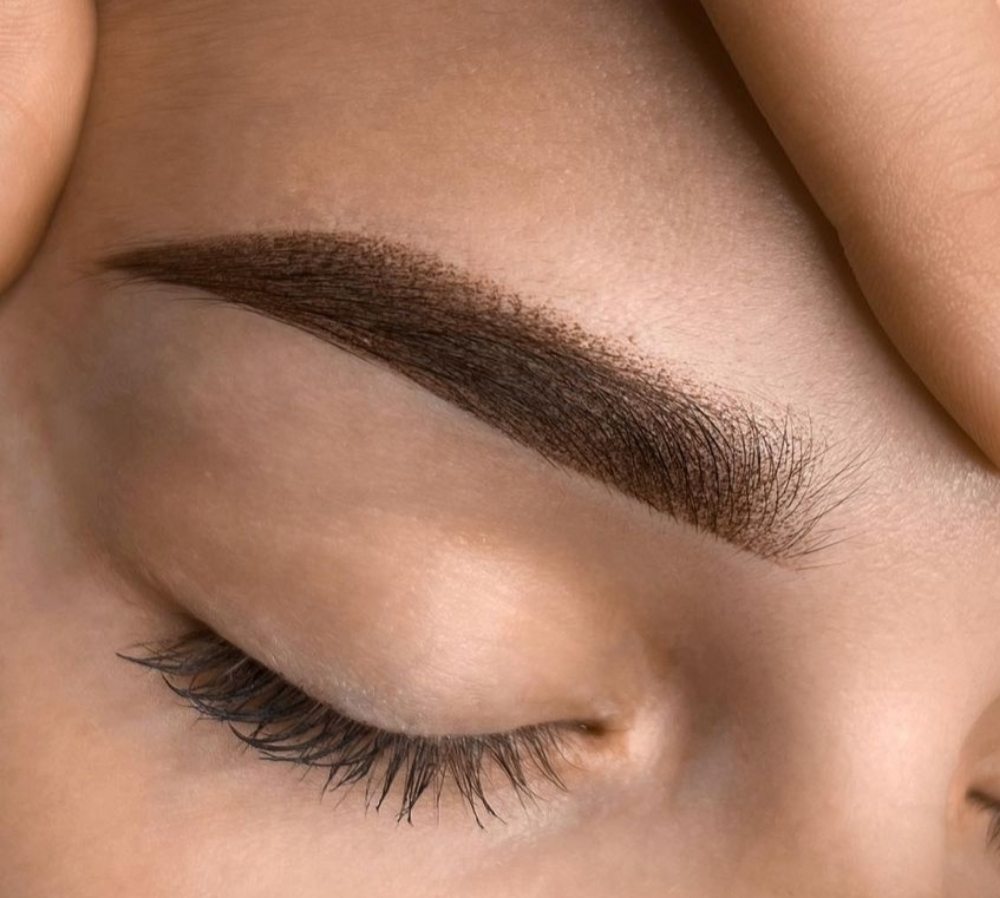 microblading eyebrows<br />
